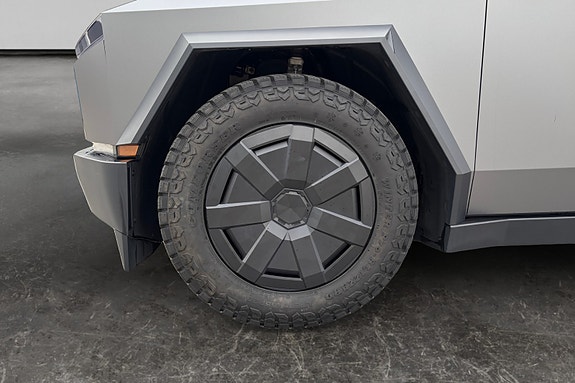 Tesla Cybertruck 8 of 13