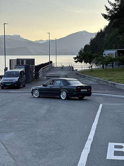 Mercedes-Benz 190 E 2 of 15