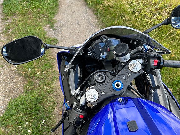 Yamaha R1 7 of 7