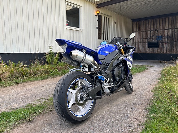 Yamaha R1 2 of 7
