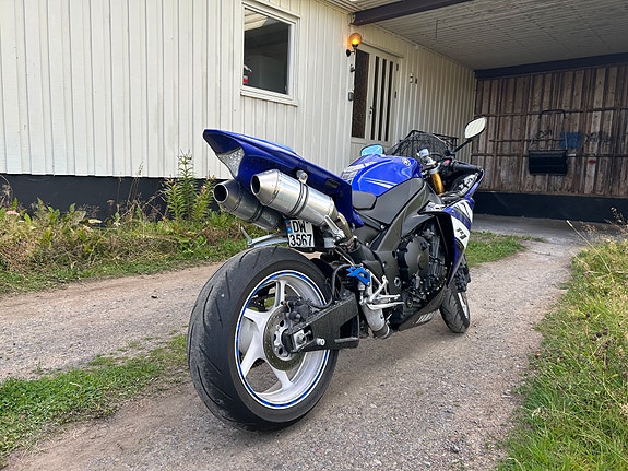 Yamaha R1 4 of 7