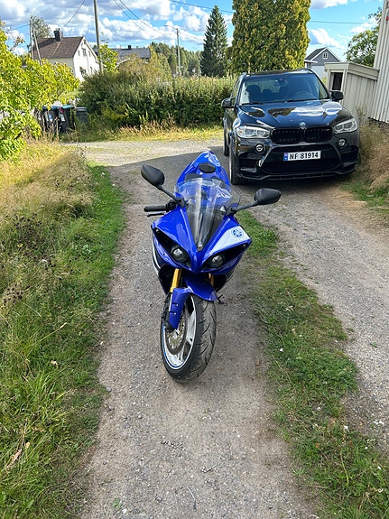 Yamaha R1 3 of 7