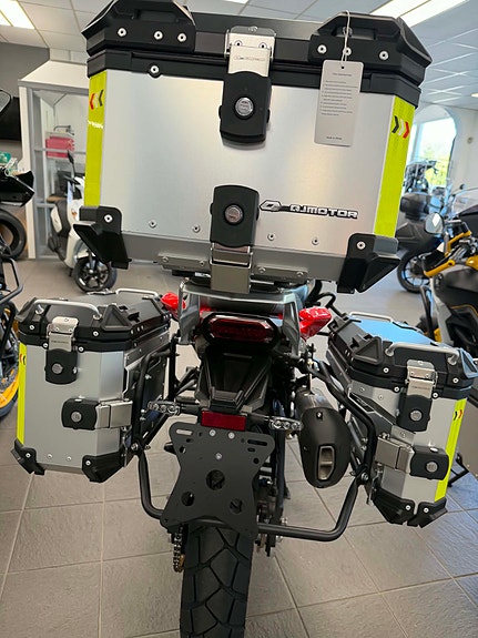 QJ Motor SRT 700SX - Kampanjepris og 3 vesker inkludert i prisen 2 of 5