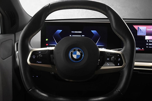 BMW iX 18 of 30