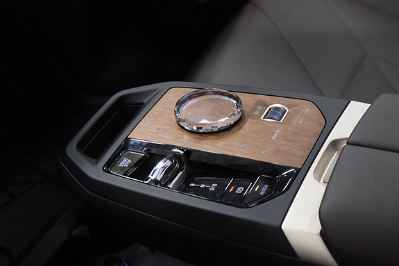 BMW iX 15 of 30