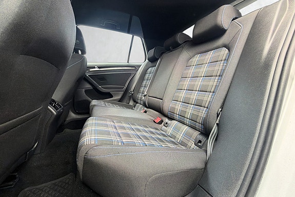 Volkswagen Golf VII 7 of 10