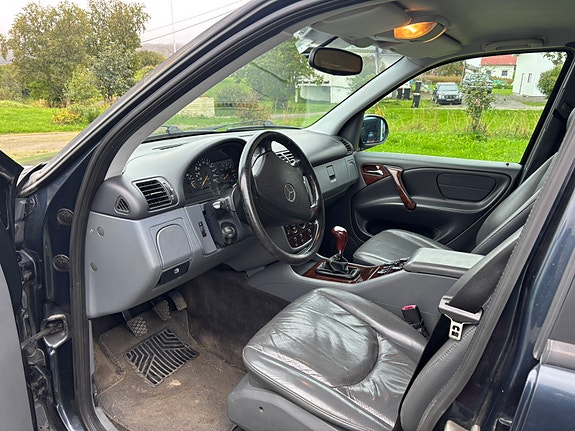 Mercedes-Benz ML230 7 of 30