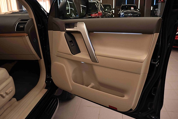 Toyota Land Cruiser 12 of 30