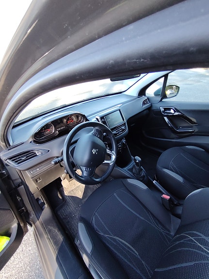 Peugeot 208 21 of 30