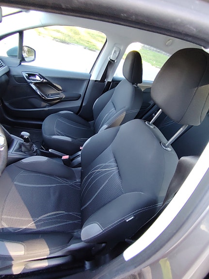 Peugeot 208 18 of 30