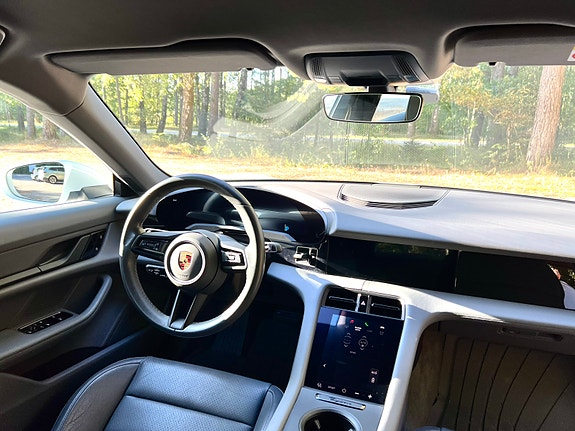 Porsche Taycan 9 of 12