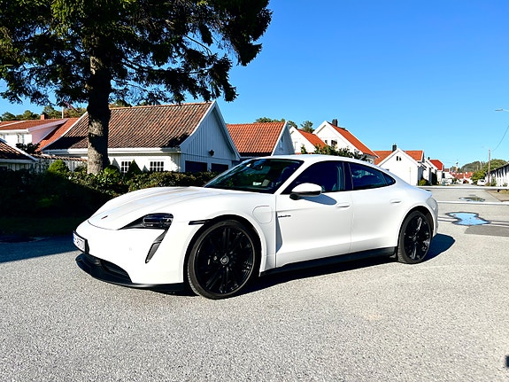 Porsche Taycan 3 of 12
