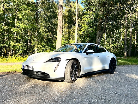 Porsche Taycan 7 of 12