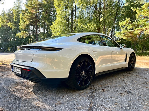 Porsche Taycan 8 of 12