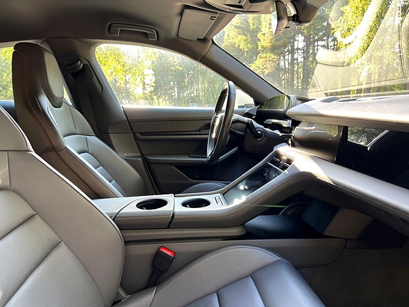 Porsche Taycan 10 of 12
