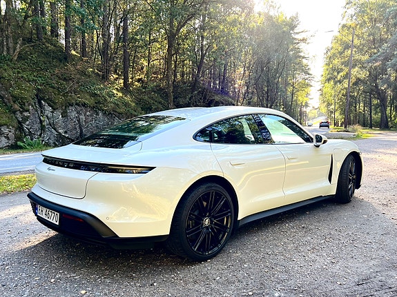 Porsche Taycan 6 of 12