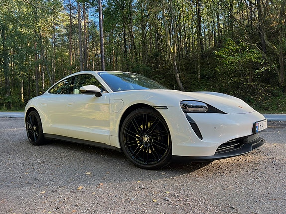 Porsche Taycan 5 of 12
