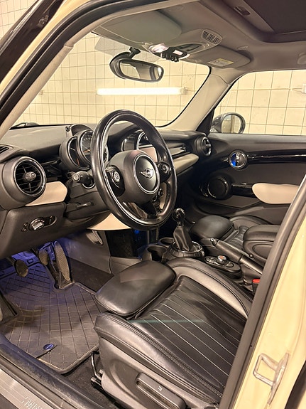 MINI Cooper 16 of 18