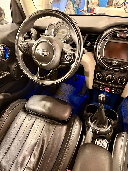 MINI Cooper 11 of 18