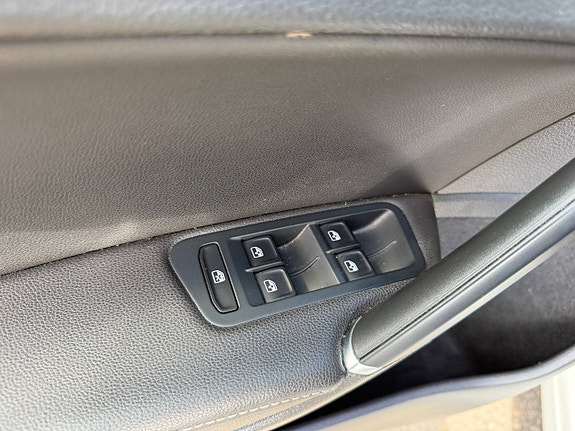 Volkswagen e-Golf VII 17 of 30