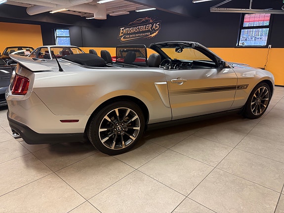 Ford Mustang 4 of 30