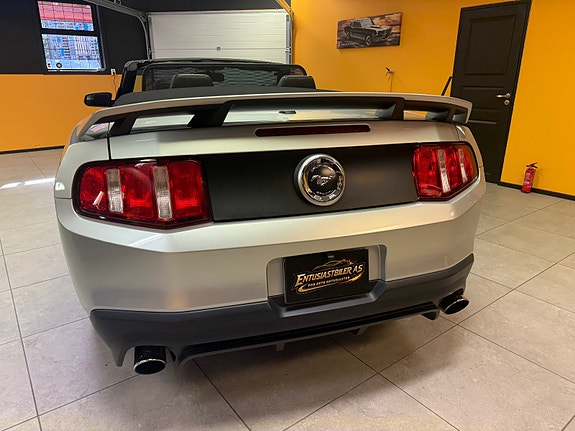 Ford Mustang 12 of 30