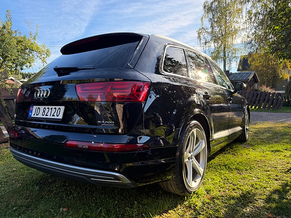 Audi Q7 2 of 30