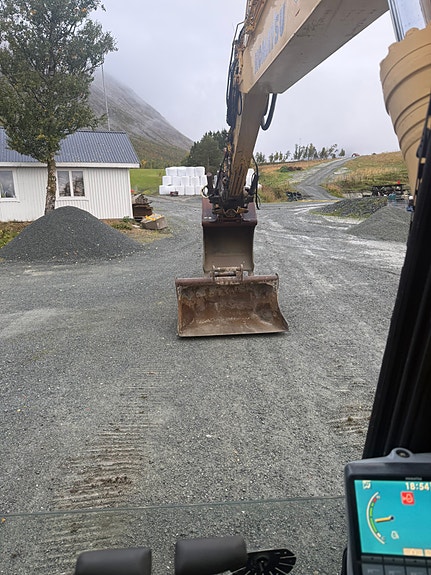 Komatsu PC240LC8 9 of 30