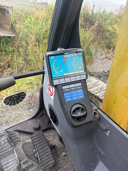 Komatsu PC240LC8 5 of 30