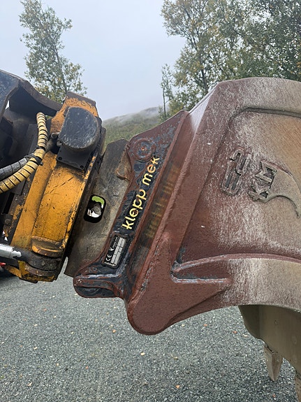 Komatsu PC240LC8 19 of 30