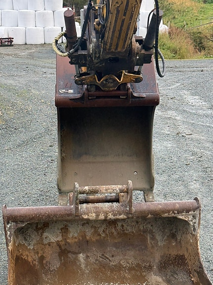 Komatsu PC240LC8 12 of 30