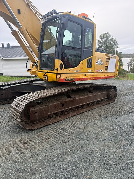 Komatsu PC240LC8 2 of 30