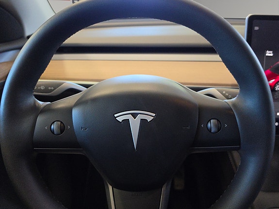 Tesla Model Y 24 of 30