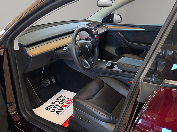 Tesla Model Y 14 of 30