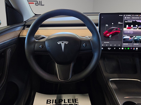 Tesla Model Y 23 of 30
