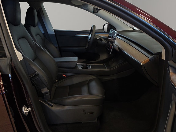 Tesla Model Y 17 of 30