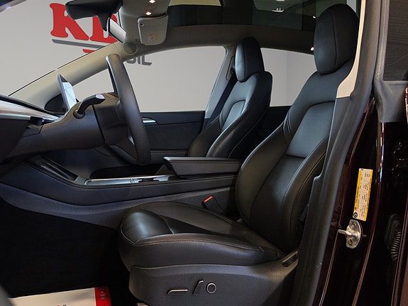Tesla Model Y 16 of 30