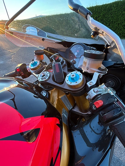 Aprilia RSV 1000 R factory 19 of 30