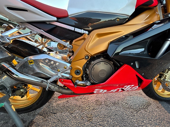 Aprilia RSV 1000 R factory 17 of 30