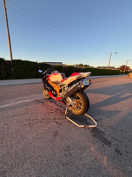 Aprilia RSV 1000 R factory 4 of 30