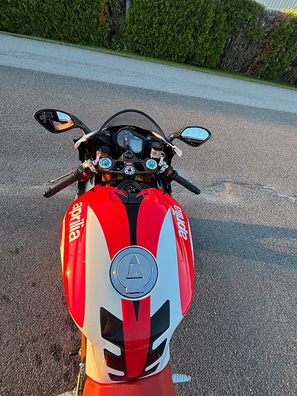 Aprilia RSV 1000 R factory 11 of 30