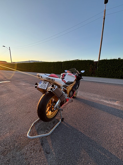 Aprilia RSV 1000 R factory 2 of 30