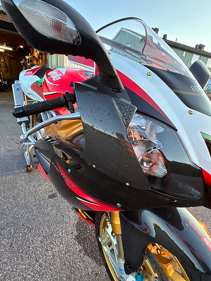 Aprilia RSV 1000 R factory 21 of 30