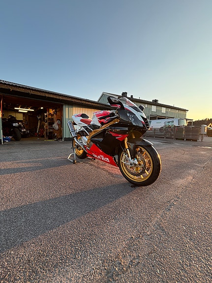 Aprilia RSV 1000 R factory 7 of 30
