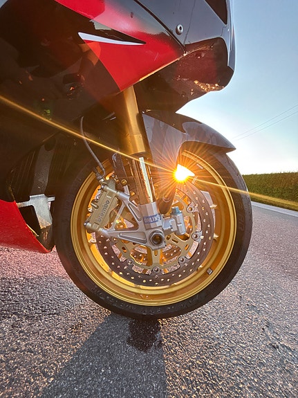 Aprilia RSV 1000 R factory 12 of 30