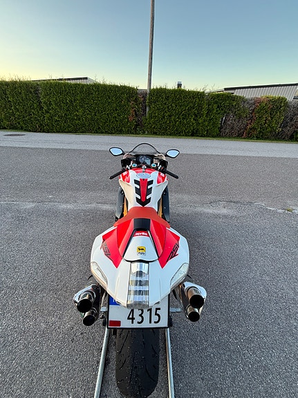 Aprilia RSV 1000 R factory 27 of 30