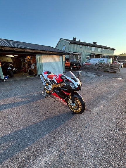 Aprilia RSV 1000 R factory 8 of 30