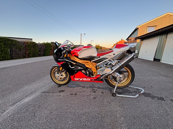 Aprilia RSV 1000 R factory 29 of 30