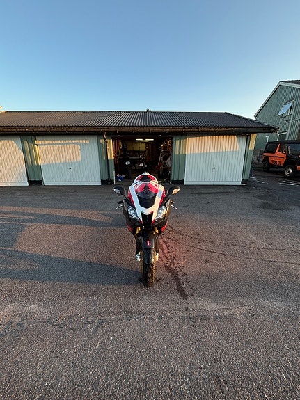 Aprilia RSV 1000 R factory 9 of 30