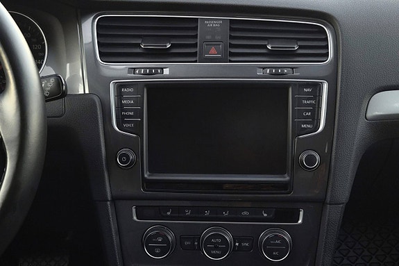 Volkswagen e-Golf VII 23 of 30